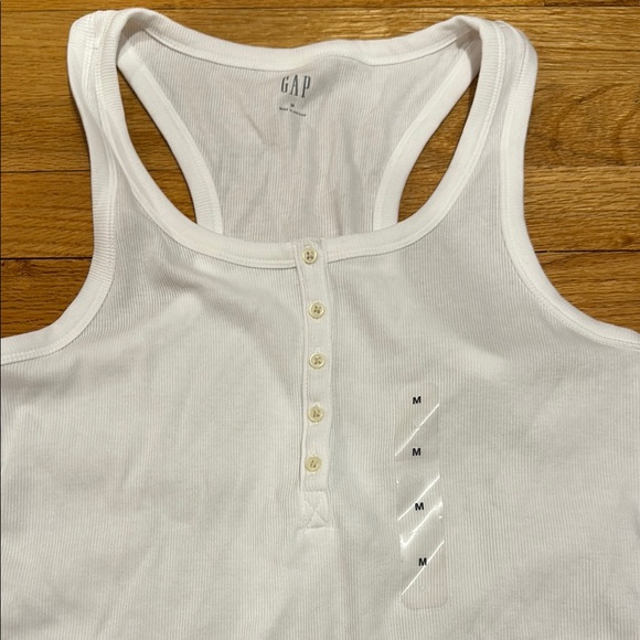 BRAND NEW! GAP White Fitted Sleeveless Tank Top - Picture 2 of 2